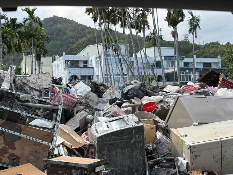 花蓮光復鄉遭泥流襲擊，市容慘不忍睹。愛爾麗集團提供