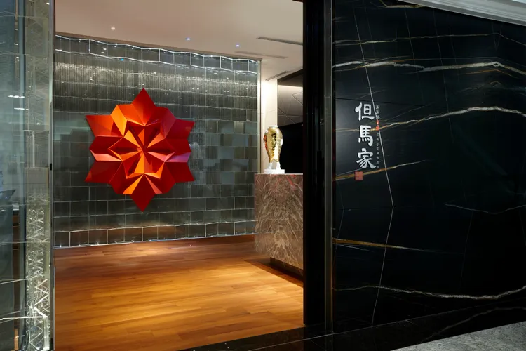 日本知名設計師橋本夕紀夫操刀，以「摺紙」為設計概念，於但馬家涮涮鍋入口牆面、中央廊道、天花板及壁面展現摺紙立體線條與交錯光影，呈現簡約、精緻設計感。業者提供