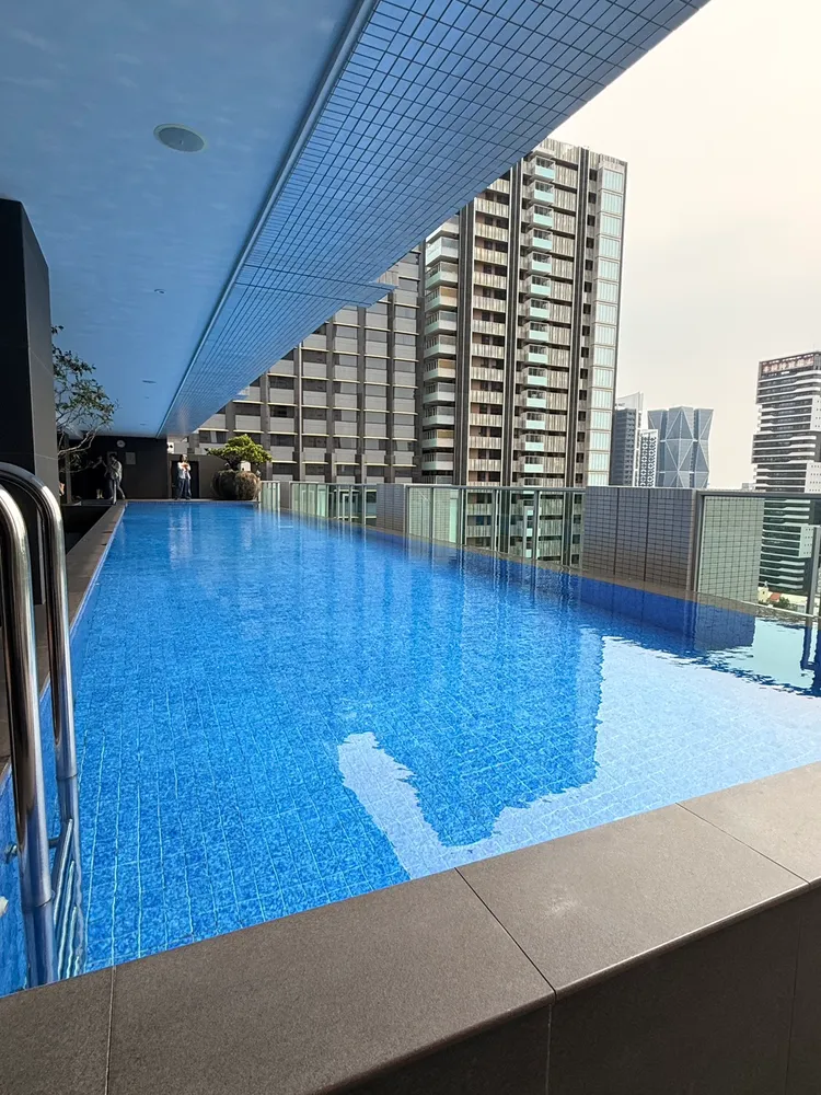 設施以放慢節奏為設計理念，半露天泳池、三溫暖與蒸氣室隱身一隅，為身心卸下喧囂。陳揚盛攝