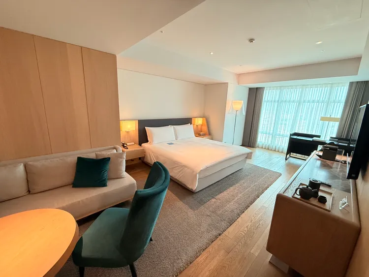 空間設計取材北美實木與安格拉灰大理石，融合自然紋理與溫潤色系，如同回歸山海懷抱的沉靜儀式。陳揚盛攝