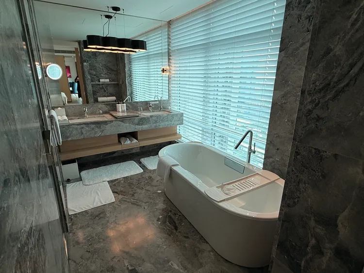 衛浴空間融合現代簡約的沉靜美感，讓每一次沐浴，皆成為與心靈對話的儀式。陳揚盛攝