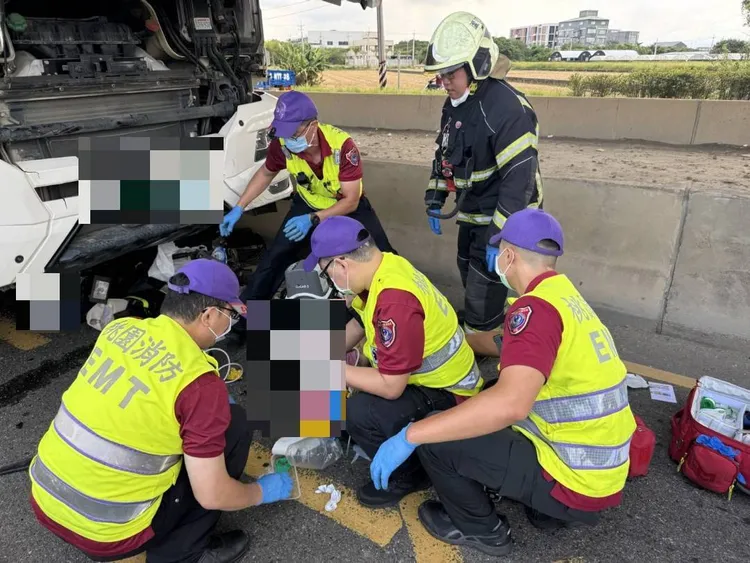 機車被撞後，騎士與乘客被捲入砂石車底受到重創。翻攝畫面