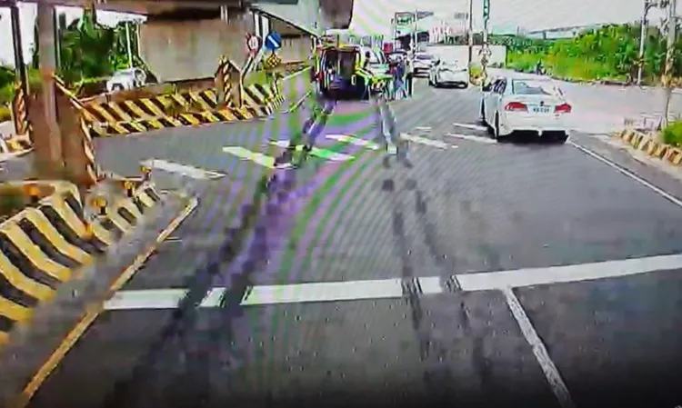 肇事砂石車後留下兩道長達十多公尺的煞車痕跡，可見當時駕駛發現機車已來不及。翻攝畫面