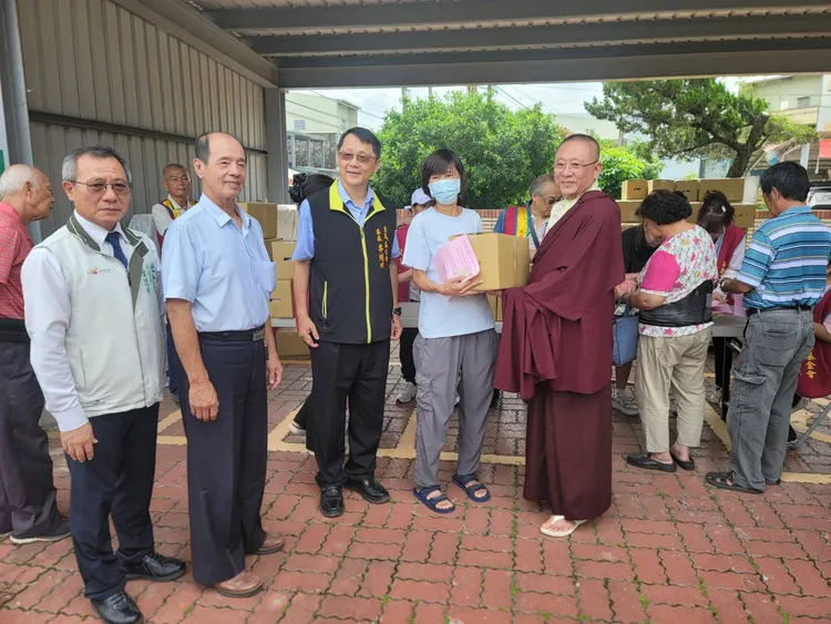 今天舉行捐贈儀式，寺方由洛本天津仁波切率隊出席，南市府社會局副局長葉誌明回贈感謝狀。寺方提供