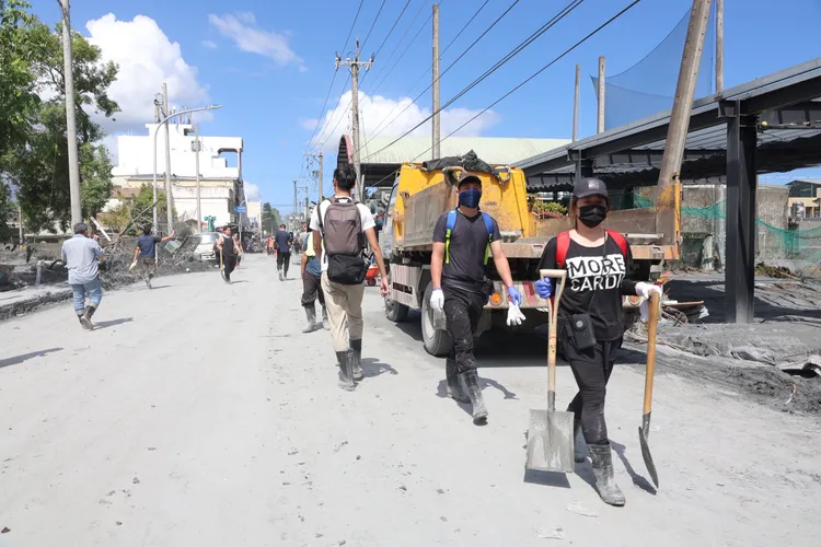 近日有大量志工湧入光復鄉，投入救援行動，中央前進協調所於光復車站設立志工救災地點分配站，主要分配至大馬部落、大平部落、阿陶莫部落進行支援。行政院提供