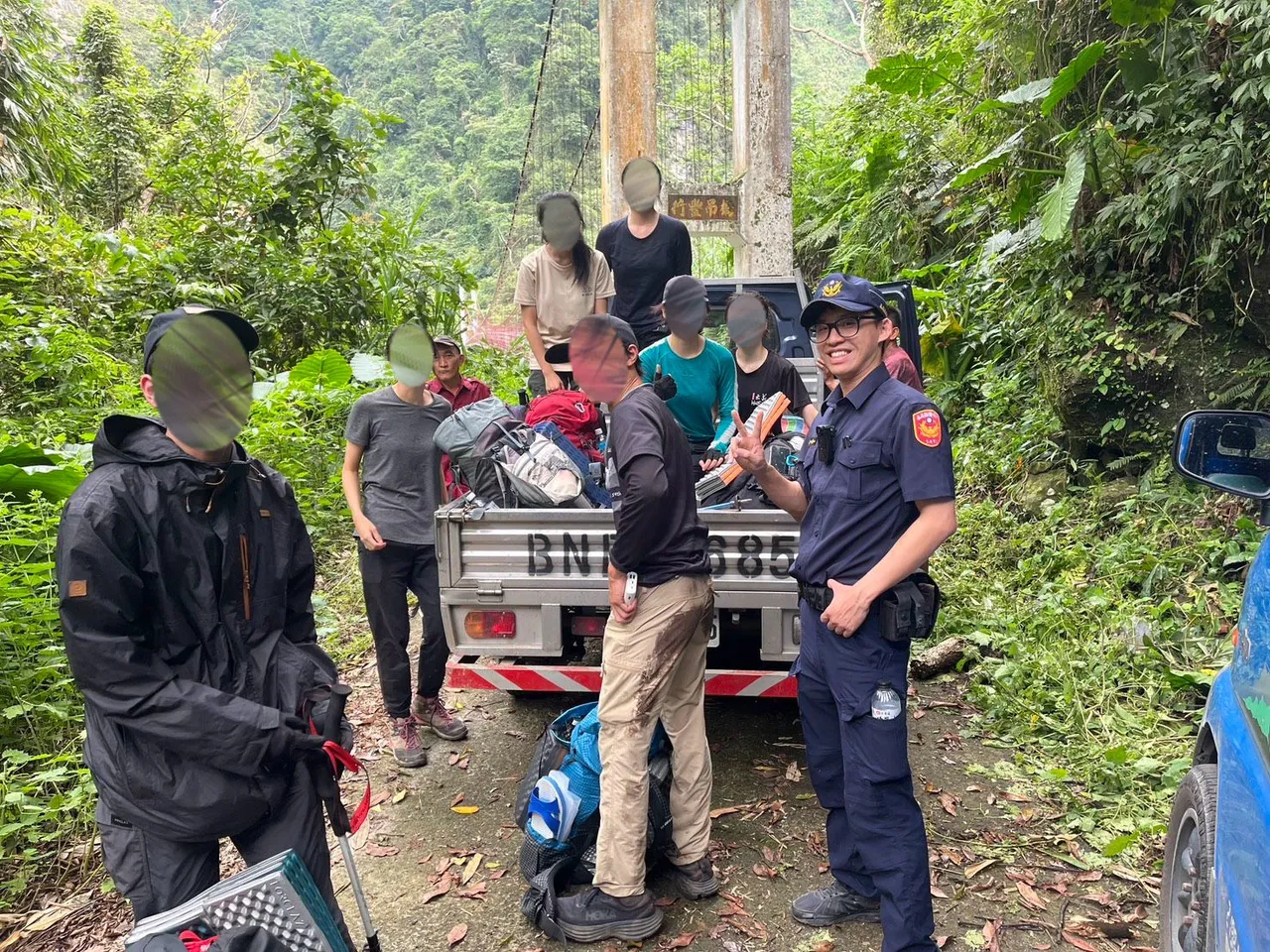 警方协助被虎头蜂叮咬学生下山。翻摄画面