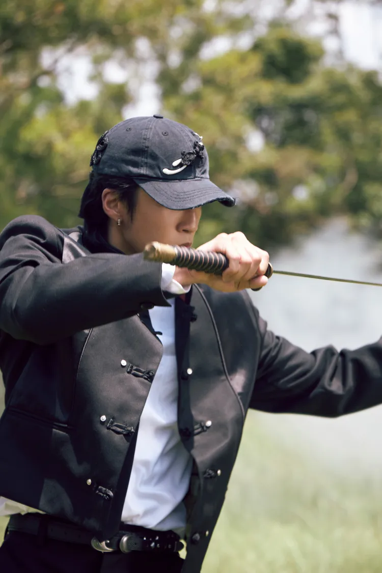 婁峻碩此次在MV中耍弄刀劍。伊弗龐金有限公司提供