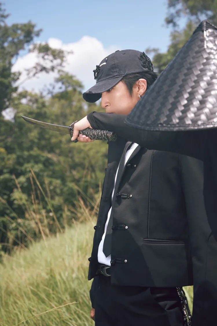 婁峻碩新MV耍弄刀劍。伊弗龐金有限公司提供