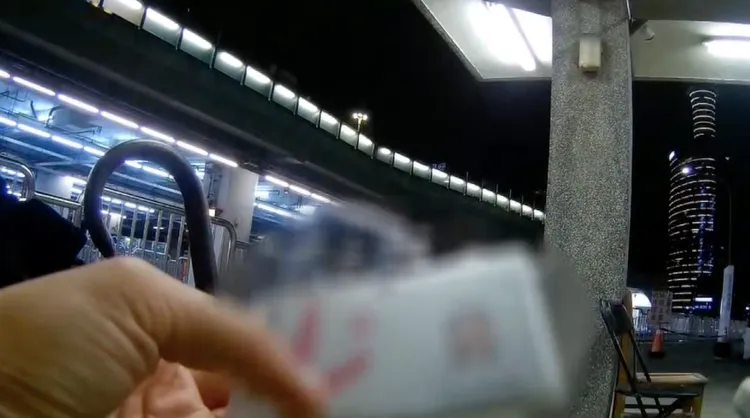 85歲張姓阿嬤深夜徘徊台中火車站，小黃運將報警求助。翻攝畫面