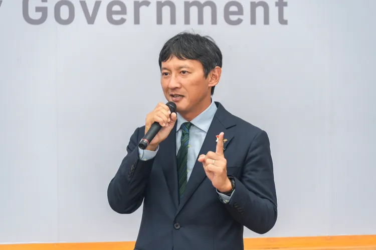 日本八代市市長小野泰輔今天（15日）率訪問團拜訪新竹市府，由代理市長邱臣遠接待。新竹市府提供