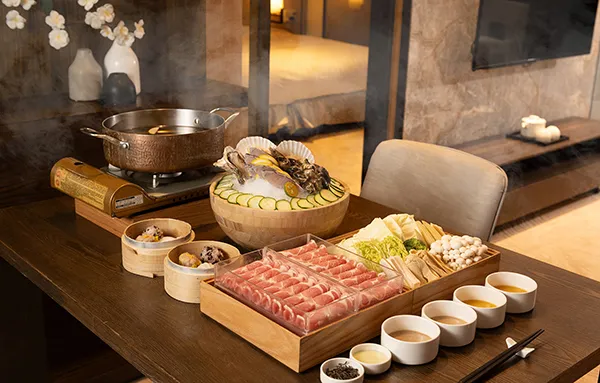 客房泡湯專案搭配小蘊補火鍋，嚴選在地海陸食材與滋養湯底，專案價4599元起。蘊泉庄提供