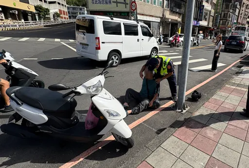 7旬翁騎車自摔!雙腳遭壓失去意識 警民聯手 「鬼門關前搶命」
