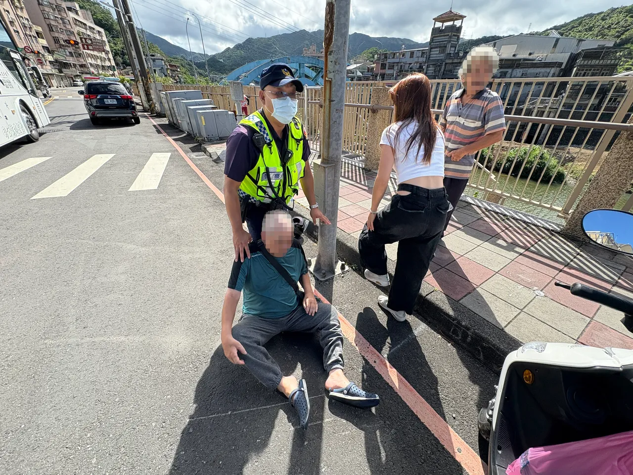 一名热心女民众发现异状后也立刻上前协助救援。翻摄照片