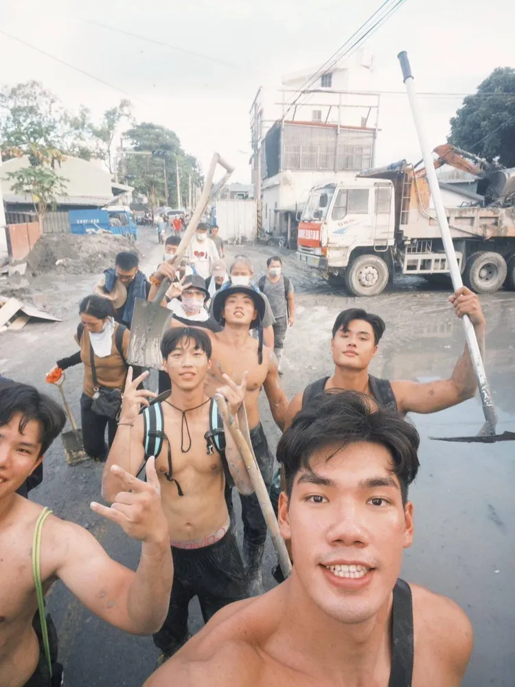 鏟子超人大軍前進光復災區每個人臉上都充滿笑容。翻攝threads