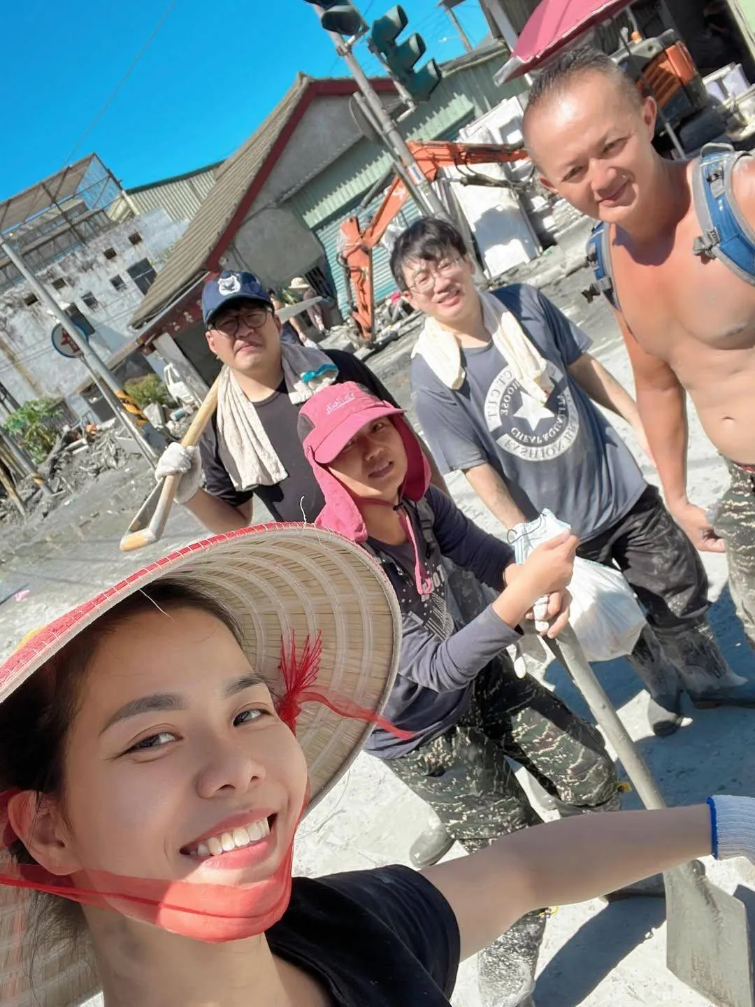来自越南的女孩也前往灾区当铲子超人。翻摄threads