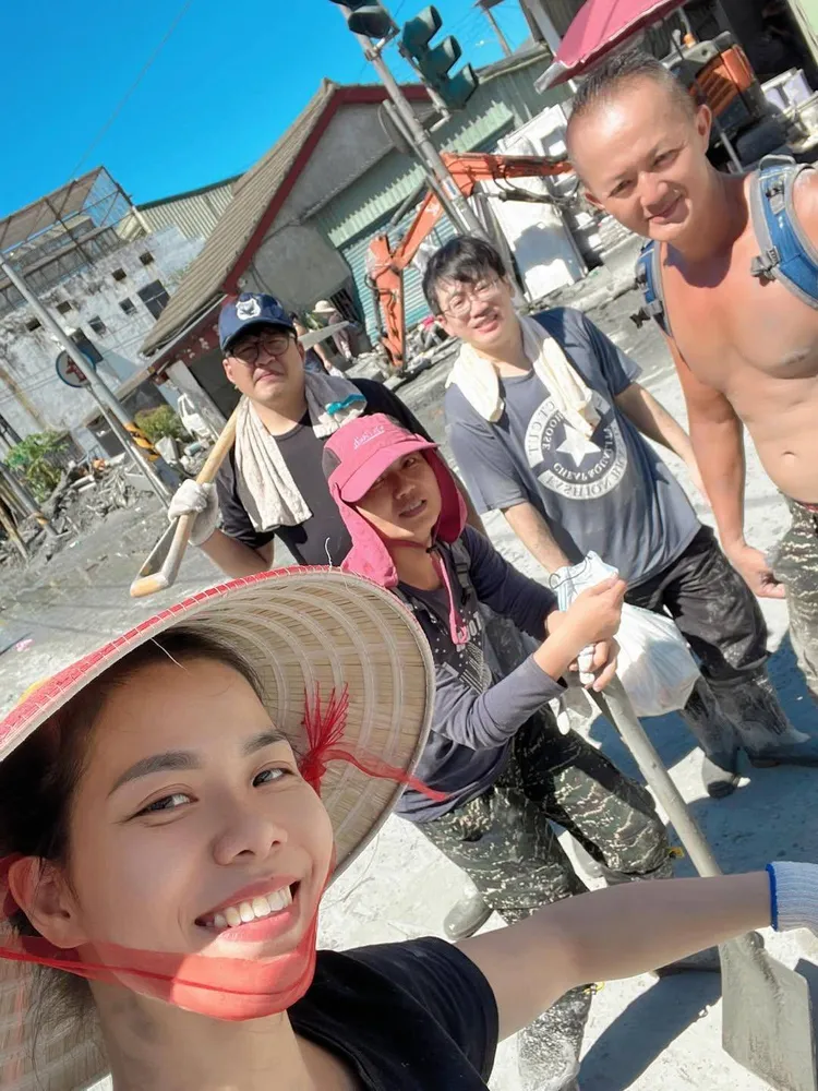 來自越南的女孩也前往災區當鏟子超人。翻攝threads