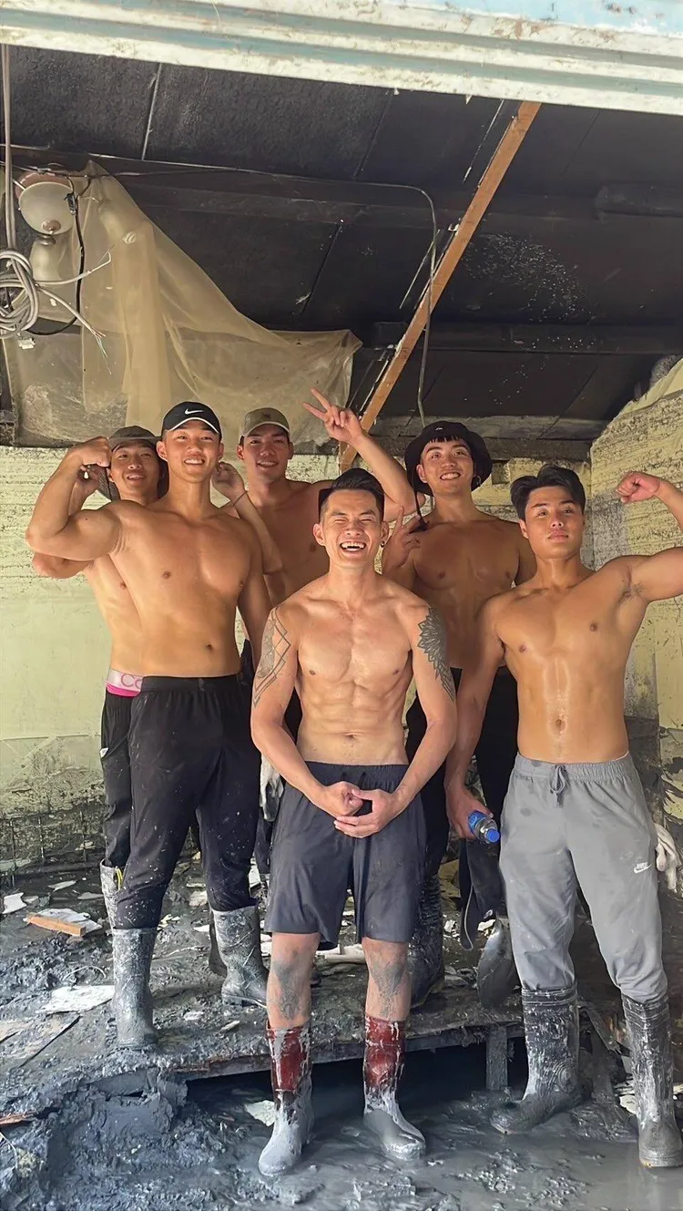 台灣的鏟子超人協助清掃後裸上身來個大合影。翻攝threads