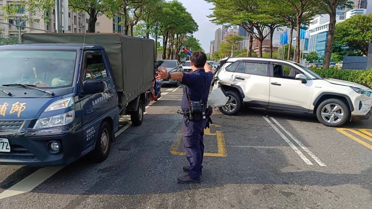 淡水往台北「唯一聯外道路」4車追撞釀1傷　網友PO照急籲：要有心理準備
