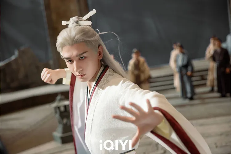 成毅戲裡武打、吊鋼絲全都親自出馬。iQIYI愛奇藝國際版提供