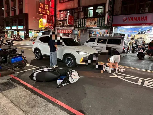新莊雙載機車遭撞飛 18歲女騎士「滑行猛擊車頭」驚險瞬間曝光