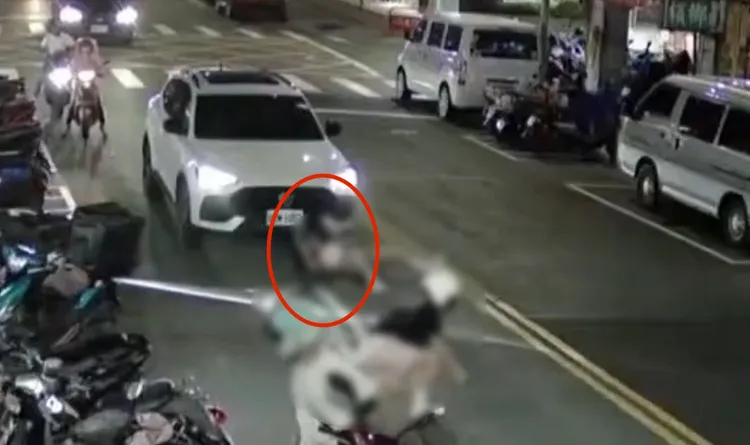 機車被撞後，18歲女騎士(紅圈處)整個人被拋飛，滑行至小客車頭前才停下，場面相當驚險。翻攝畫面