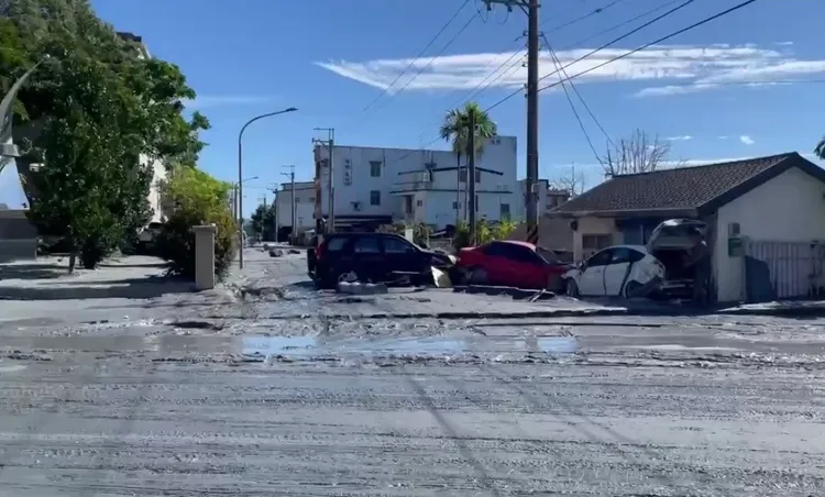 陶莫部落街道覆滿淤泥，家戶受創慘烈。讀者提供