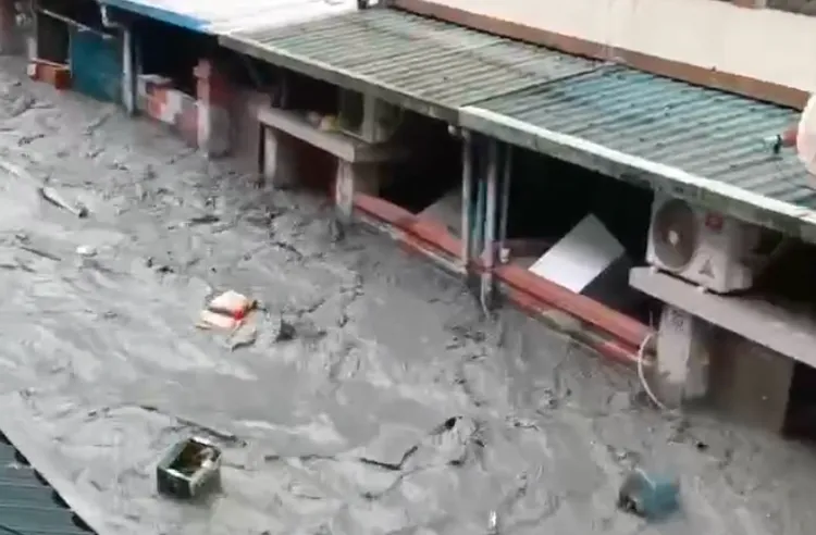 花蓮光復鄉阿陶莫部落昨遭泥水灌入，街道瞬間成泥流。讀者提供