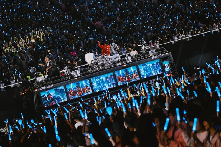 五月天環場巴士與粉絲近距離。相信音樂提供