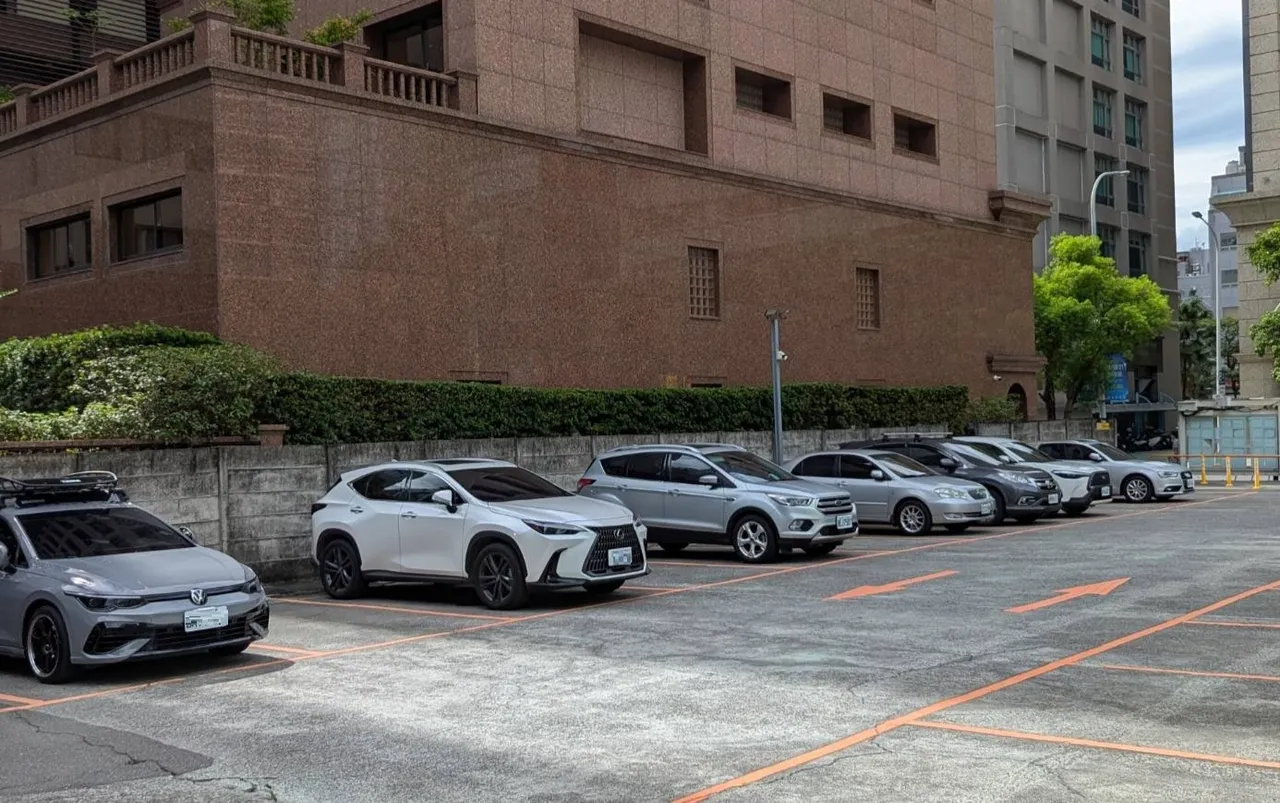 房车双贷压力山大 全台9.5万人背债达756.6万元