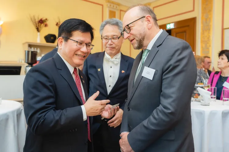 林佳龍剛結束捷克、義大利、教廷及奧地利等國訪問行程。取自林佳龍臉書