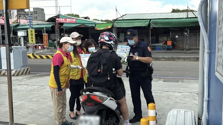 第三警分局東區分駐所警員跟志工隊在停車場宣導提醒民眾安全帽要顧好。翻攝畫面