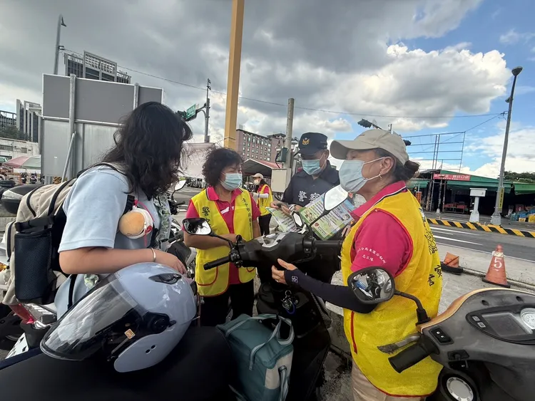 第三警分局東區分駐所警員跟志工隊在停車場宣導提醒民眾安全帽要顧好。翻攝畫面