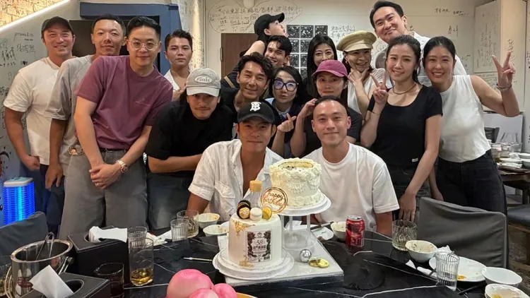 王柏傑和一票好友提前慶生，收「學會放下」蛋糕笑翻。翻攝王柏傑IG