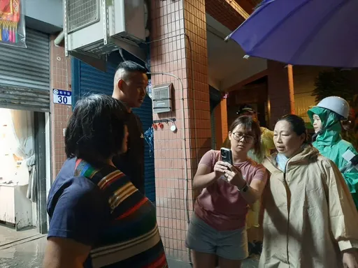 挺進光復重災區 縣長徐榛蔚安撫長者先盥洗受困一夜辛苦了