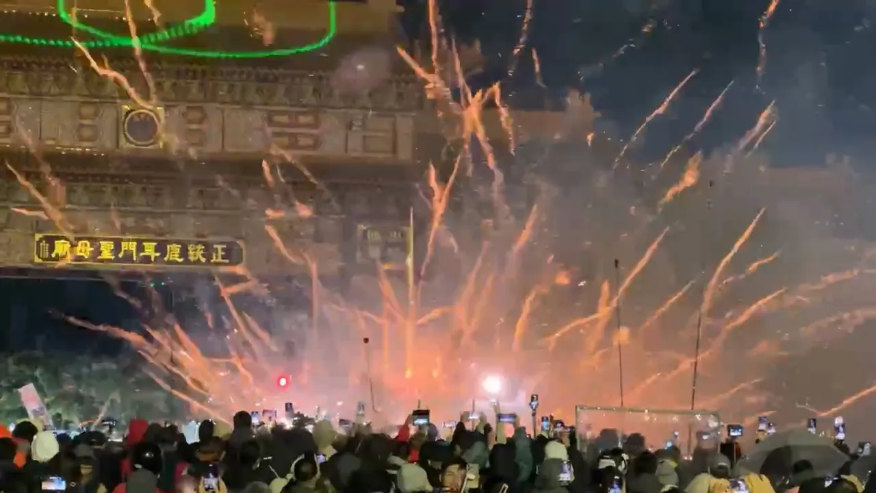 台南正统鹿耳门圣母庙今年春节施放烟火吸引逾70万人次。资料照