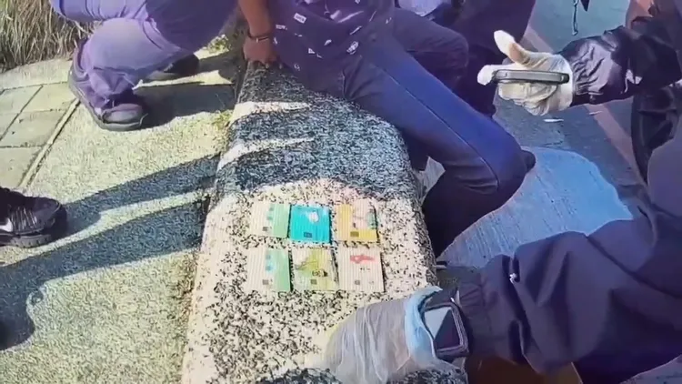 警方逮捕車手，起出提款卡。新湖警分局提供