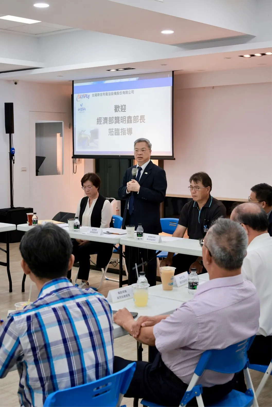 經濟部長龔明鑫上任後將利用一週時間進行請益之旅,今上任第2天一路南下,下午到彰化參訪台灣新吉利衛浴設備公司並與水五金業者交流座談會。經濟部提供