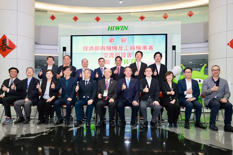 經濟部長龔明鑫上任後將利用一週時間進行請益之旅，今上任第2天一路南下，上午赴台中市參訪上銀科技公司並與機械及工具機業者交流座談會。經濟部提供