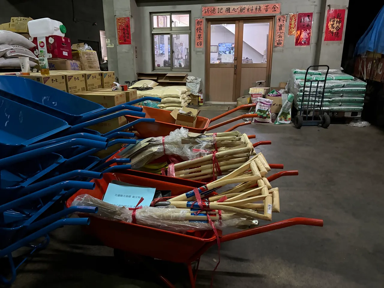 除了民生用品,也有铲子等救灾器具。翻摄自亮哲脸书
