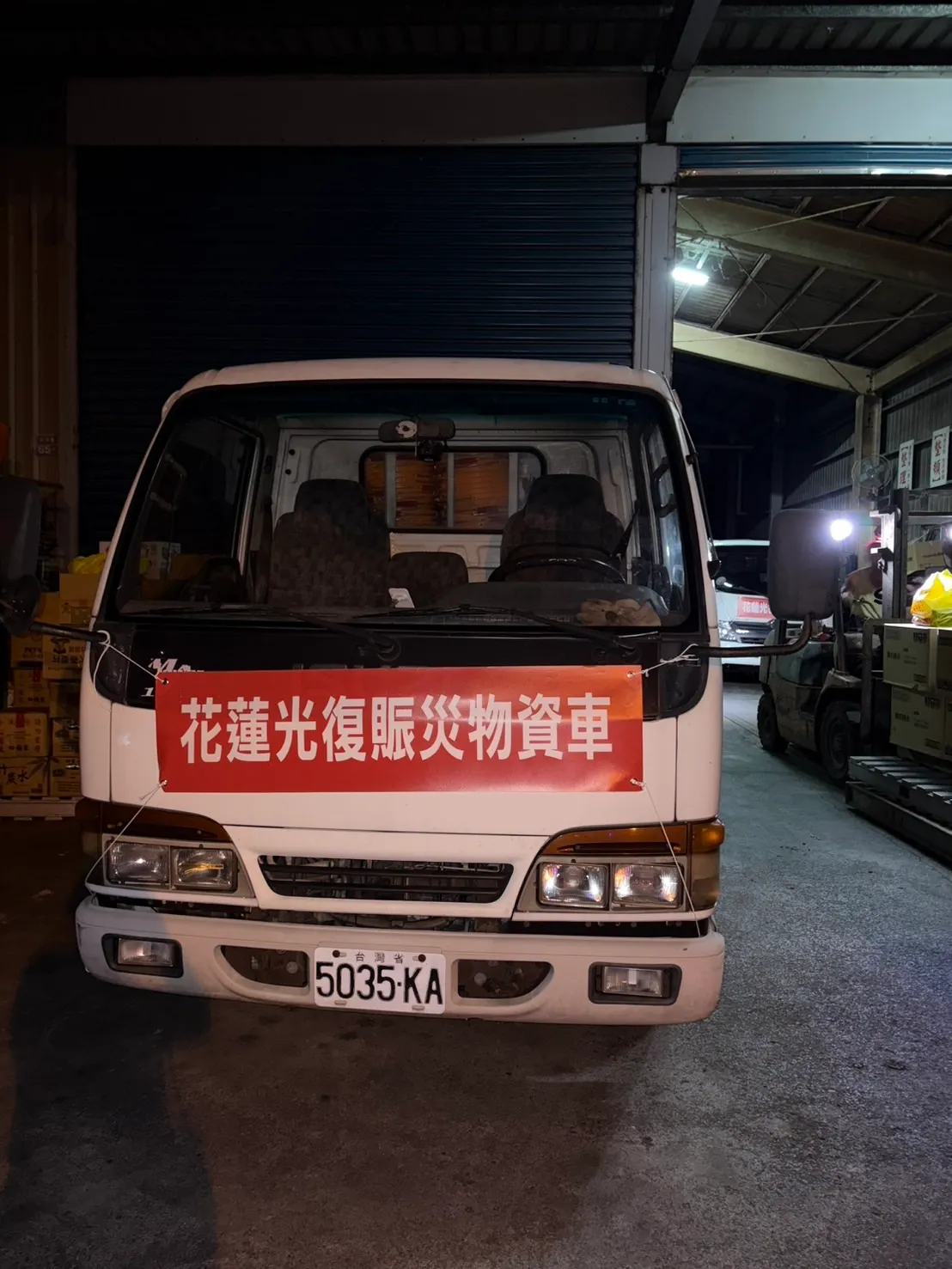 亮哲为花莲灾区募集物资奔走。翻摄自亮哲脸书