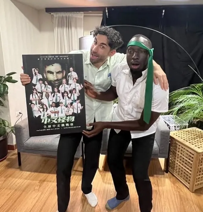 酷（左）製作的《中文怪物》暴紅，難免有爭議。翻攝酷的IG