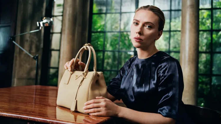 史嘉蕾喬韓森為慶祝PRADA經典Galleria包款的計畫，拍攝形象廣告。品牌提供