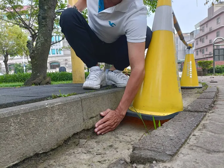 事發的單櫃平台且與旁邊的排水溝高低落差達17公分。林祈烽提供