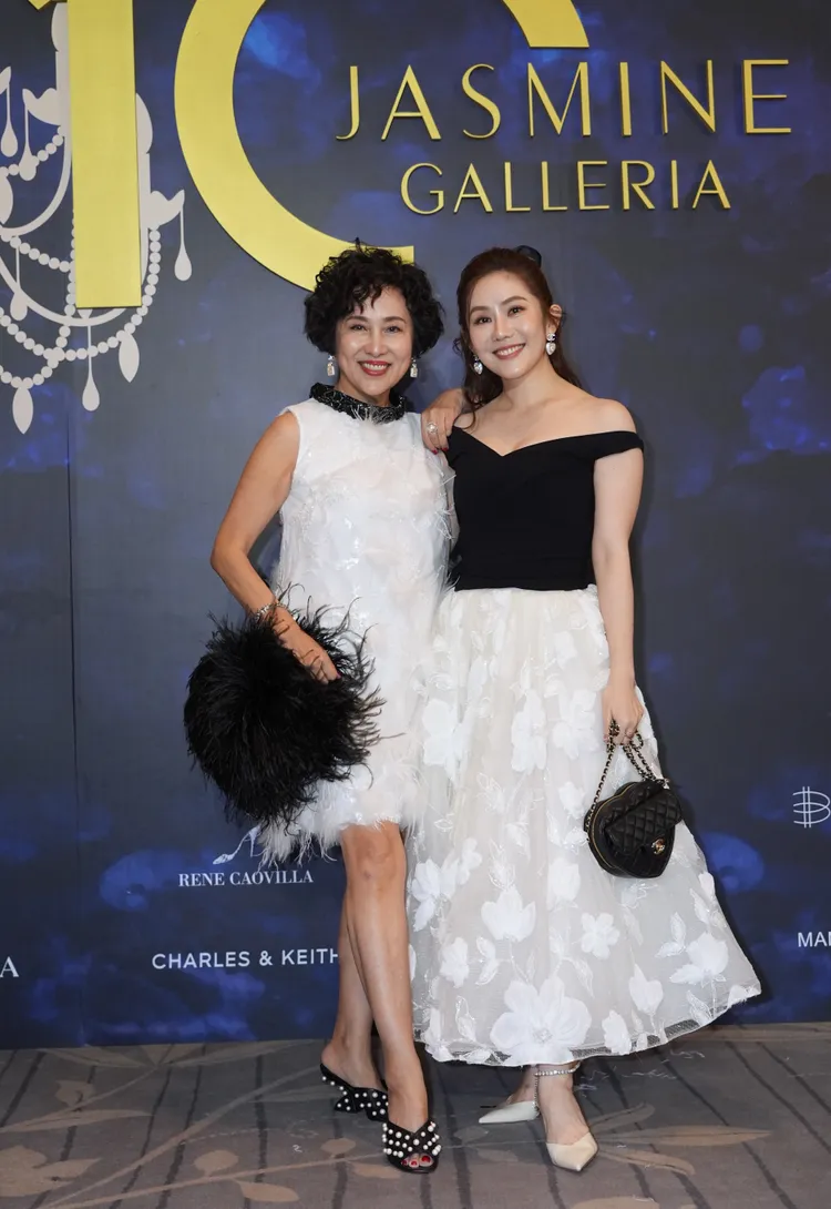 演員王宇婕（右）與媽媽一同現身JASMINE GALLERIA時尚秀。攝影中心攝