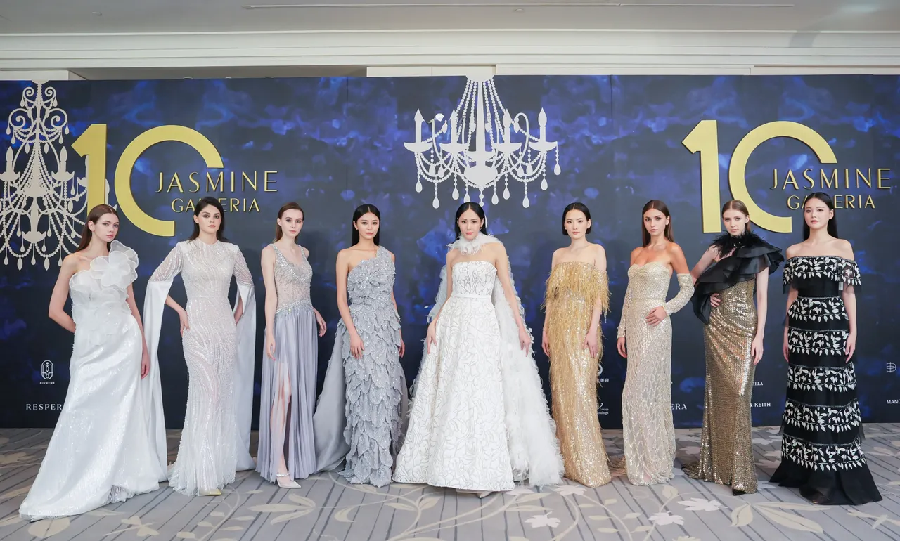 JASMINE GALLERIA举行「拾光极境 Lumière,Le Glamour de Jasmine」时装秀。品牌提供