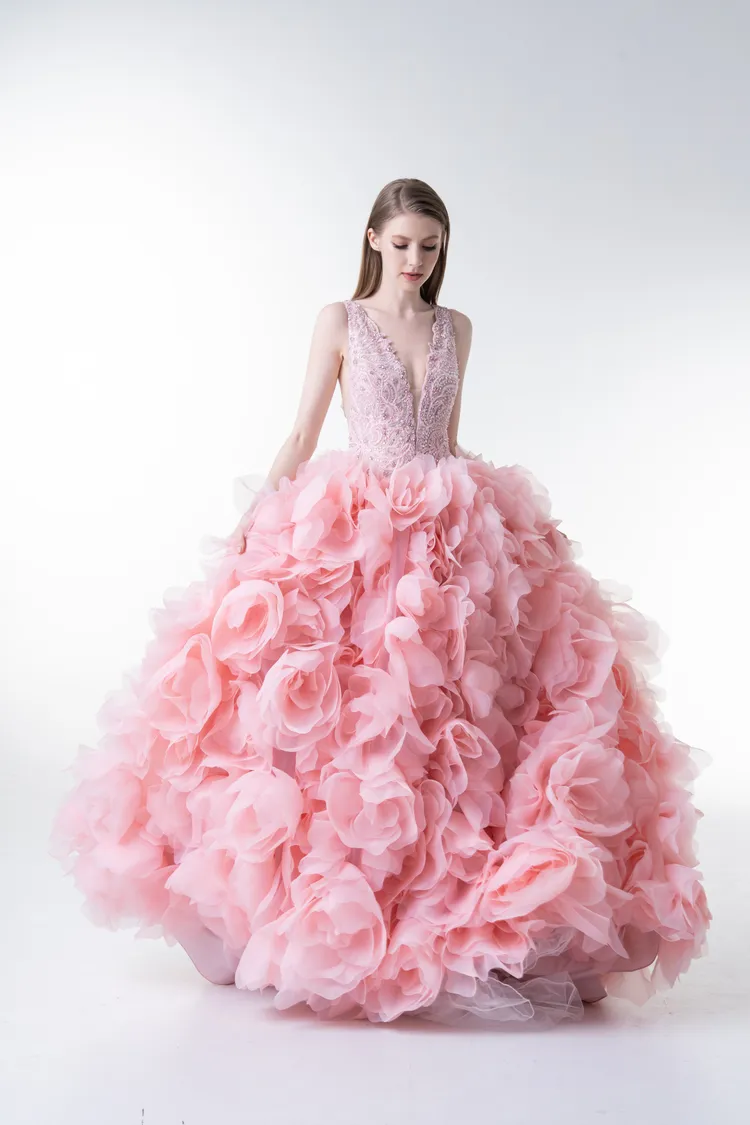 服裝透過飄逸材質的層次堆疊與透膚設計，讓品牌最擅長的浪漫風格更顯立體與豐盈。品牌提供