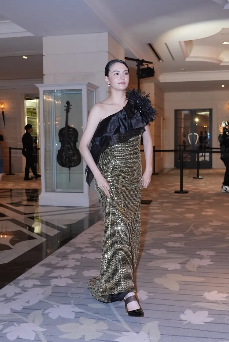 黑金色禮服綴以羽毛細節，讓張榕容行走間自帶浪漫氛圍。攝影中心攝