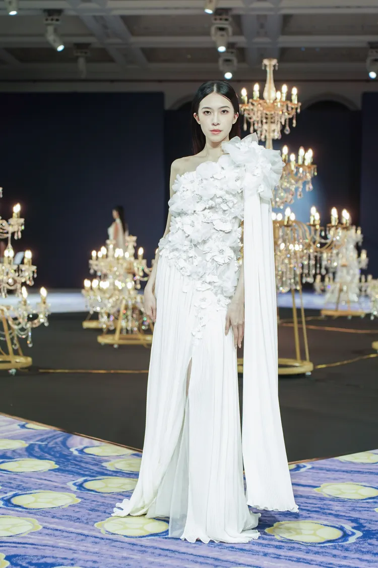 JASMINE GALLERIA藉由花朵的千嬌姿態演繹女性蛻變。品牌提供