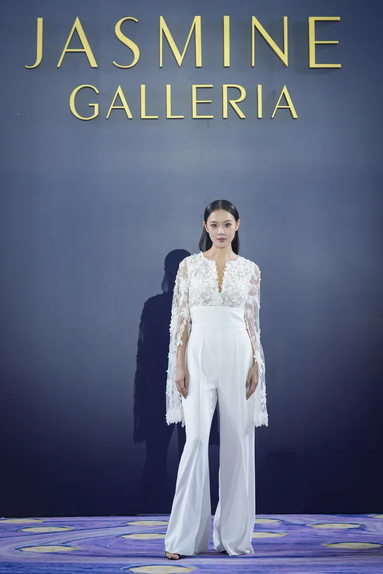 本季透過在刺繡、薄紗中綻放的花朵，呈現出女性的百變樣貌。品牌提供