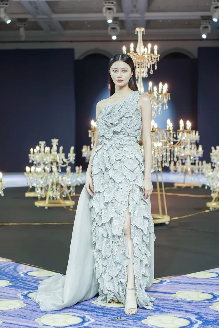 立體花朵點綴的銀灰調長禮服營造出閃耀銀河感。品牌提供